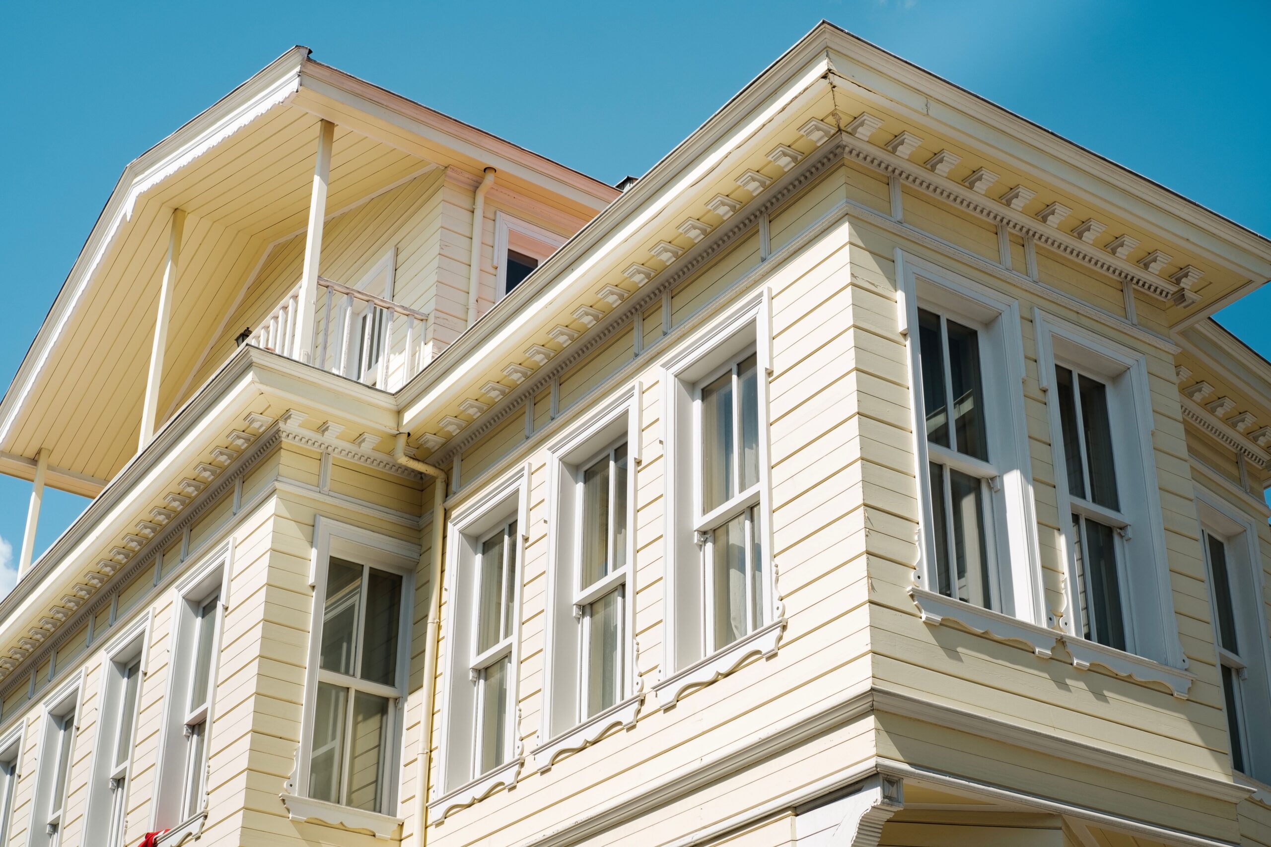how much does it cost to paint a house